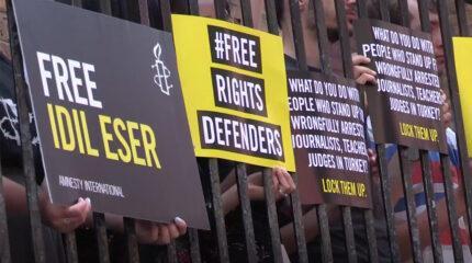 Amnesty fordert Schutz für Aktivist*innen.